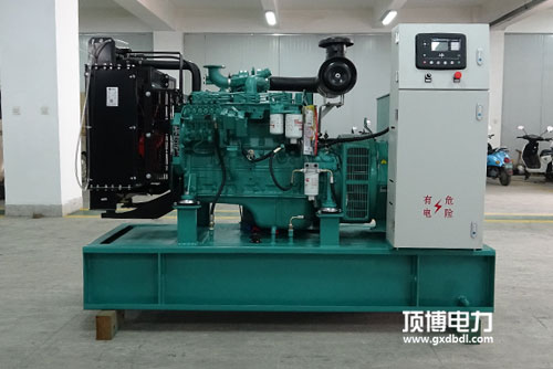 一臺750kW柴油發(fā)電機(jī)組工作小于100h，起動(dòng)排氣管有大量白煙